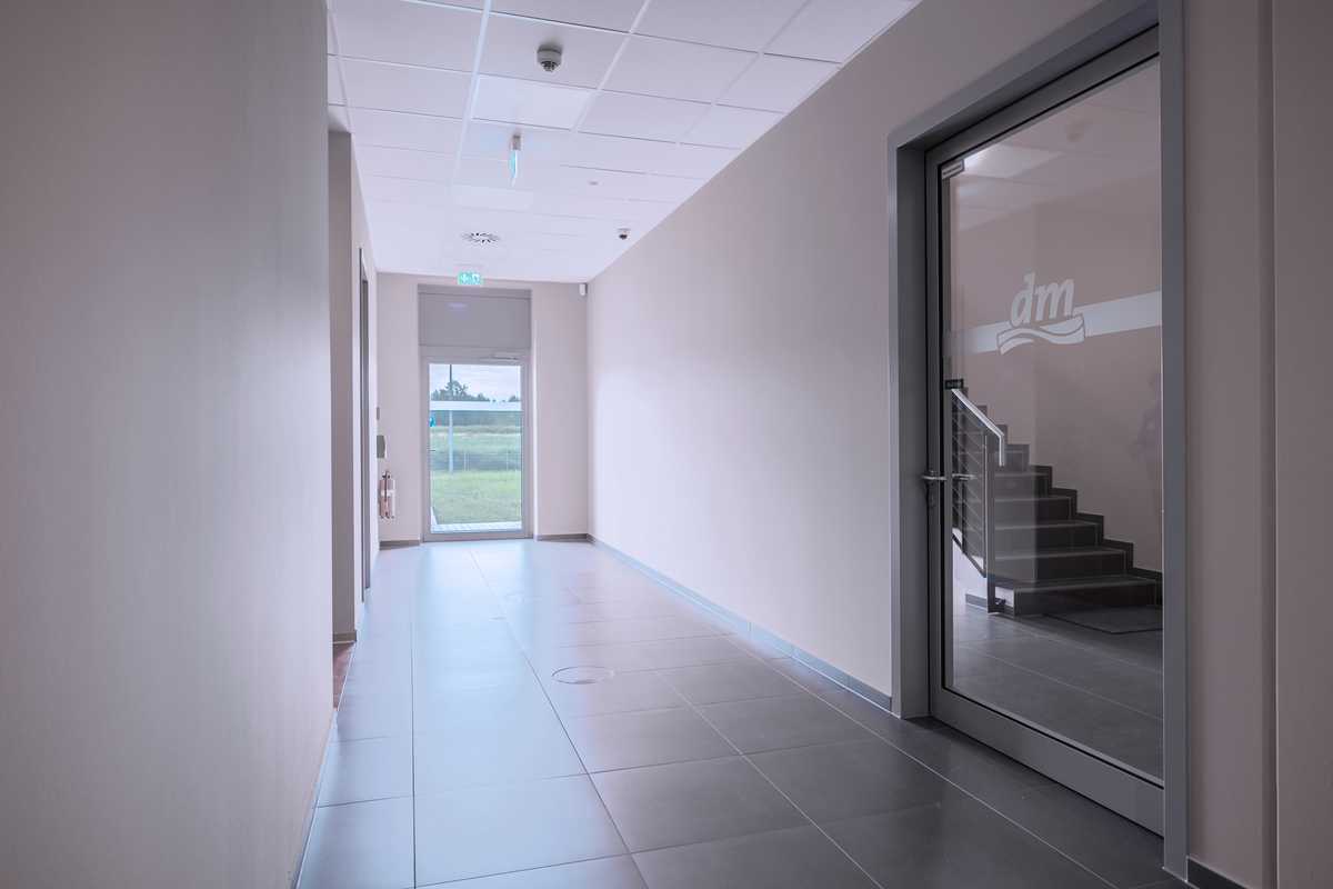 Montage-Spezialisten für Bodensysteme und Türelemente - Montagenio